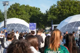 photo d'une foule en extérieur pendant le Big Bang emploi